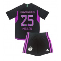 Billiga Bayern Munich Thomas Muller #25 Barnkläder Borta fotbollskläder till baby 2023-24 Kortärmad (+ Korta byxor)